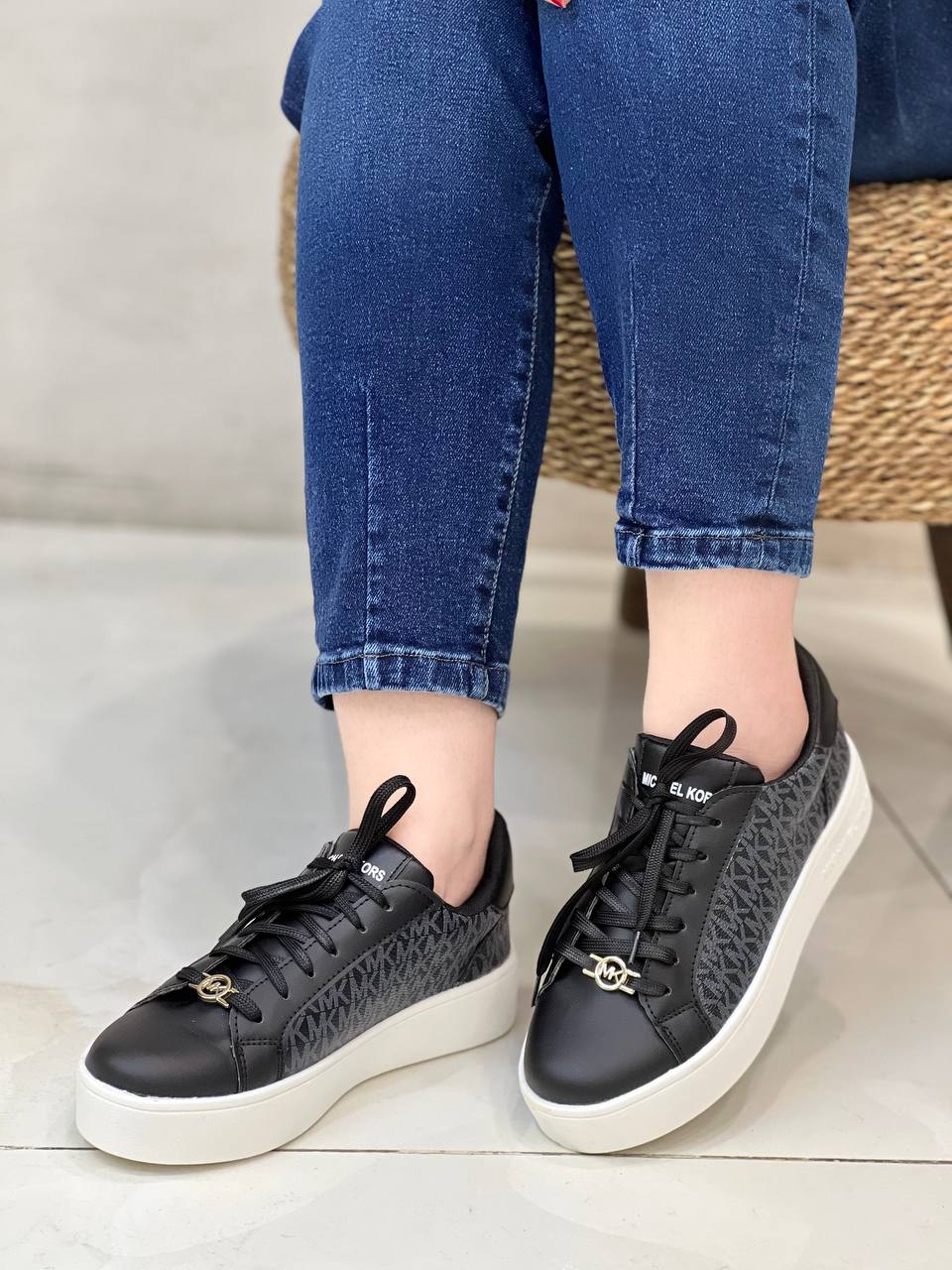 ونس طرحدار  آوات